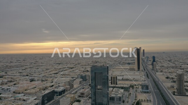 النمو والتقدم العمراني في المملكة، أفق مدينة الرياض في النهار، الفن الهندسي المعماري للأبراج وناطحات السحاب المشهورة في السعودية، الاهتمام بشكل المنشآت السكنية والشركات، حركة مرور السيارات على طريق الملك فهد، الازدحام السكاني في العاصمة