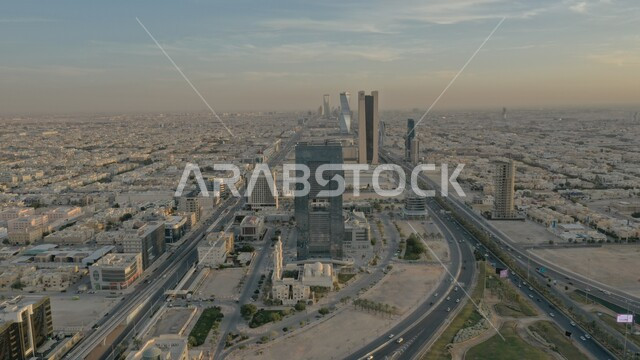 النمو والتقدم العمراني في المملكة، أفق مدينة الرياض في النهار، الفن الهندسي المعماري للأبراج وناطحات السحاب المشهورة في السعودية، الاهتمام بشكل المنشآت السكنية والشركات، حركة مرور السيارات على طريق الملك فهد، الازدحام السكاني في العاصمة