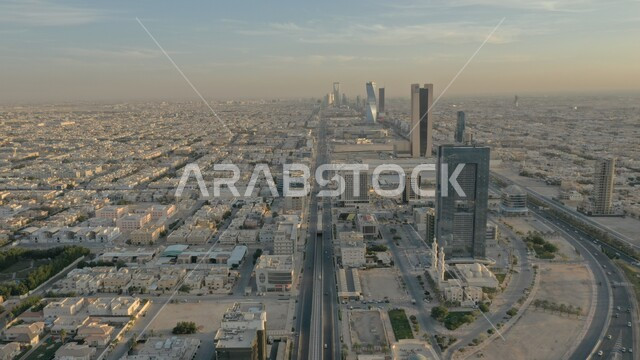 أفق مدينة الرياض في النهار، الفن الهندسي المعماري للأبراج وناطحات السحاب المشهورة في السعودية، الاهتمام بشكل المنشآت السكنية والشركات، حركة مرور السيارات على طريق الملك فهد، الازدحام السكاني في العاصمة