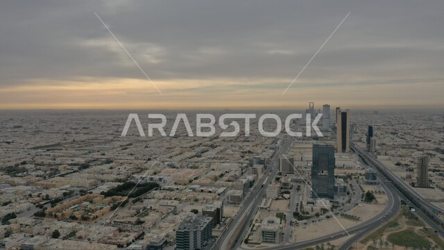 الازدحام السكاني في العاصمة، النمو والتقدم العمراني في المملكة، أفق مدينة الرياض في النهار، الفن الهندسي المعماري للأبراج وناطحات السحاب المشهورة في السعودية، الاهتمام بشكل المنشآت السكنية والشركات، حركة مرور السيارات على طريق الملك فهد