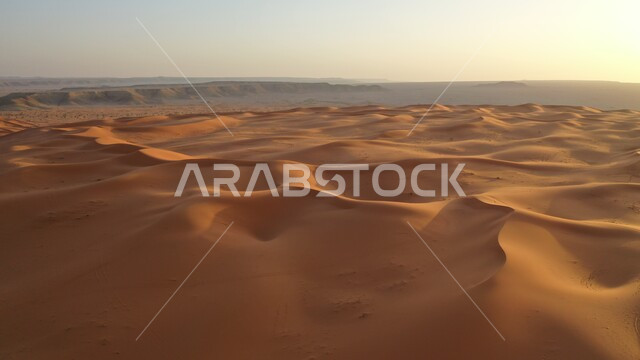 التشكيلات الرملية في المناطق الطبيعية الصحراوية في المملكة العربية السعودية، الكثبان والرمال الذهبية الناعمة في الصحراء العربية، نفود الخرارة في مدينة الرياض في النهار