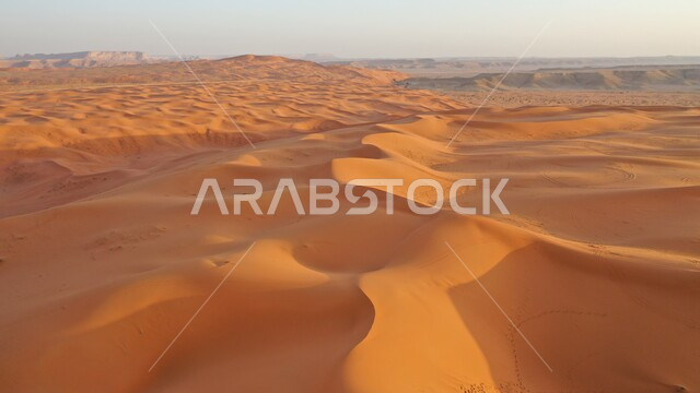 التشكيلات الرملية في المناطق الطبيعية الصحراوية في المملكة العربية السعودية، الكثبان والرمال الذهبية الناعمة في الصحراء العربية، نفود الخرارة في مدينة الرياض في النهار