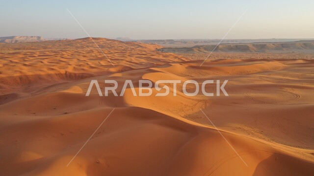 نفود الخرارة في مدينة الرياض في النهار، التشكيلات الرملية في المناطق الطبيعية الصحراوية في المملكة العربية السعودية، الكثبان والرمال الذهبية الناعمة في الصحراء العربية