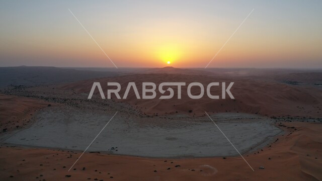 نفود الخرارة في مدينة الرياض في وقت غروب الشمس، التشكيلات الرملية في المناطق الطبيعية الصحراوية في المملكة العربية السعودية، الرمال الذهبية الناعمة والكثبان في الصحراء العربية