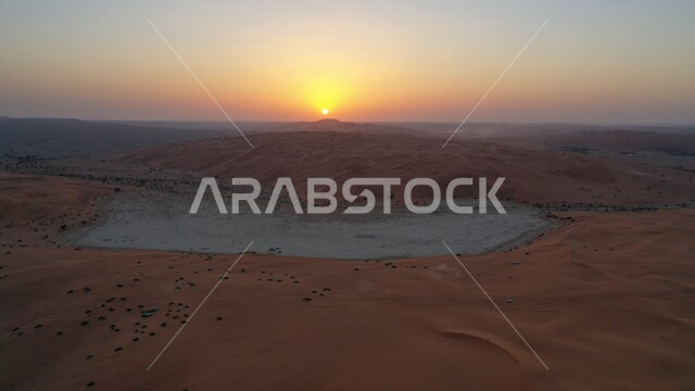 نفود الخرارة في مدينة الرياض في وقت غروب الشمس، التشكيلات الرملية في المناطق الطبيعية الصحراوية في المملكة العربية السعودية، الرمال الذهبية الناعمة والكثبان في الصحراء العربية