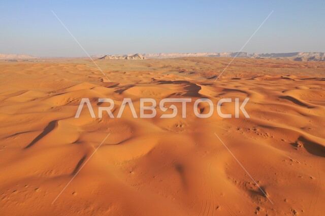 التشكيلات الرملية في المناطق الطبيعية الصحراوية في المملكة العربية السعودية، الرمال الذهبية الناعمة والكثبان في الصحراء العربية، نفود الخرارة في مدينة الرياض في النهار