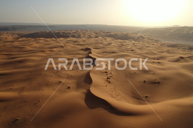 التشكيلات الرملية في المناطق الطبيعية الصحراوية في المملكة العربية السعودية، الرمال الذهبية الناعمة والكثبان في الصحراء العربية، نفود الخرارة في مدينة الرياض في النهار