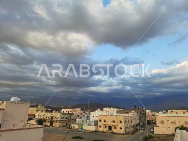 منظر السماء المليئة بالغيوم البيضاء في فصل الشتاء ,أماكن ومناطق سياحية مشهورة, الشوارع الاسفلتية المعبدة في قرى المملكة العربية السعودية، الطريق الاسفلتي العام في منطقة الباحة, صورة من الاعلى للمنازل و البيوت السكنية في مدينة الحجرة
