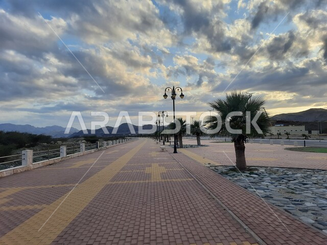 الاهتمام في زراعة الاشجار الخضراء, معالم سياحية مشهورة، قرى و مدن مدينة الحجرة في المملكة العربية السعودية, الفن الهندسي المعماري للبيوت والمباني السكنية على الطراز الحديث ,منظر السماء المليئة بالغيوم البيضاء في منطقة الباحة