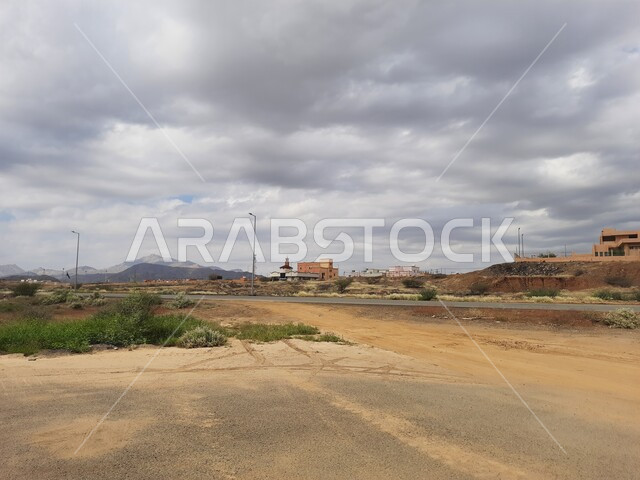 الشوارع المعبدة الاسفلتية في مدن المملكة العربية السعودية، القمم والمرتفعات الجبلية في مدينة الحجرة، أماكن ومناطق سياحية طبيعية، منظر السماء الملبدة بالغيوم في فصل الشتاء في الباحة