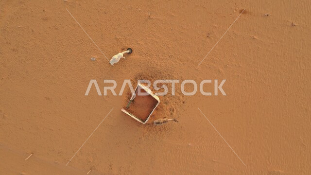 الكثبان والرمال الذهبية الناعمة صحراء مدينة الرياض، محميات طبيعية لتربية الإبل والمواشي، صورة علوية عامودية لمجموعة من قطيع الجمال العربية في وسط نفود الخرارة في النهار، التشكيلات الرملية في المناطق الطبيعية الصحراوية في المملكة العربية السعودية