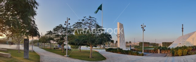 الفن الهندسي المعماري على الطراز الحديث، صورة بانورامية لعلم المملكة يرفرف ومن خلفه مركز الملك عبدالعزيز الثقافي العالمي (إثراء) في مدينة الظهران في السعودية، معالم ثقافية مشهورة، الاهتمام بالزراعة والنباتات الخضراء، مناطق جذب السائحين