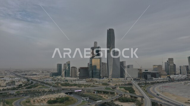 ابراج مركز الملك عبد الله المالي كافد في مدينة الرياض, النمو والتطور الهندسي المعماري المتميز, طرق وشوارع المملكة العربية السعودية, الاهتمام بمناطق السياحة لجذب الزوار من شتى انحاء العالم, اجواء ضبابية