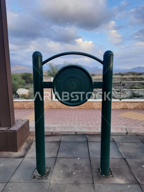 ممارسة الانشطه والتمارين الرياضيه في احدى المنتزهات العامه في منطقة الباحة ,صورة مقربة للأجهزة الرياضية الحديثة في مدينة الحجرة في المملكة العربيه السعودية ,مفهوم الحفاظ على الرشاقة والصحة البدنية, أماكن ومناطق سياحية ترفيهيه مشهورة