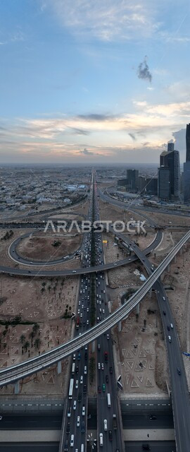 طرق وشوارع المملكة العربية السعودية, ابراج مركز الملك عبد الله المالي كافد في مدينة الرياض, النمو والتطور الهندسي المعماري المتميز, الاهتمام بمناطق السياحة لجذب الزوار من شتى انحاء العالم, اجواء ضبابية