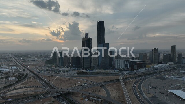 المنشأت المعمارية في المملكة العربية السعودية, إطلالة متميزة لمركز الملك عبدالله المالي ( كافد ) وقت الغروب, الاهتمام بمناطق السياحة لجذب الزوار من شتى انحاء العالم, تطور الفن الهندسي المعماري للمباني وناطحات السحاب في الرياض, بناء مستقبل حضاري ومتطور