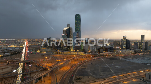 فنون وتصاميم هندسية معمارية مميزة للابنية الاقتصادية وناطحات السحاب, ابراج مركز الملك عبد الله المالي (كافد) في الرياض, أماكن ومقاصد سياحية, المباني السكنية والشوارع المضاءة ليلا في المملكة العربية السعودية