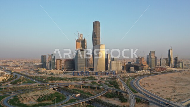 المدن والمعالم السياحية المشهورة، النمو والتقدم العمراني على الطراز الحديث، الأبراج وناطحات السحاب المالية والاقتصادية والمنشأت المعمارية، لقطة جوية لمركز الملك عبدالله المالي(كافد) في العاصمة، حركة المرور في شوارع مدينة الرياض