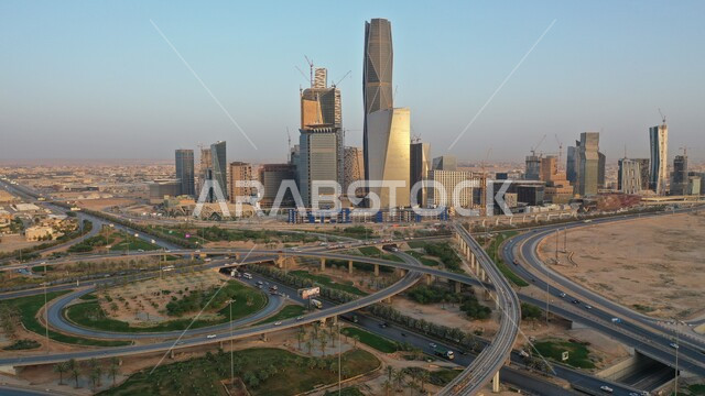 المعالم والمدن السياحية المشهورة، النمو والتقدم العمراني على الطراز الحديث، الأبراج وناطحات السحاب المالية والاقتصادية والمنشأت المعمارية، لقطة جوية لمركز الملك عبدالله المالي(كافد) في العاصمة، حركة المرور في شوارع مدينة الرياض