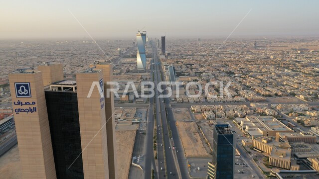 الازدحام السكاني في العاصمة، مقر الادارة العامة للمصرف في الرياض، لقطة جوية لبرج بنك الراجحي في حي المروج، حركة المرور في طريق الملك فهد، الفن الهندسي المعماري في المملكة العربية السعودية