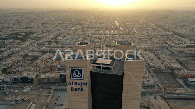 الفن الهندسي المعماري في المملكة العربية السعودية، لقطة جوية لبرج بنك الراجحي في حي المروج، مقر الادارة العامة للمصرف في الرياض، حركة المرور في طريق الملك فهد، الازدحام السكاني في العاصمة