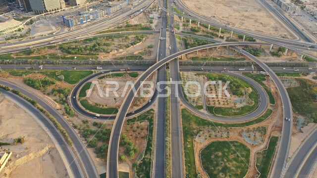 صورة جوية للحركة المرورية في طرق وشوارع المملكة، النمو والتطور العمراني للمنشآت والمباني السكنية والتجارية في السعودية، الفن الهندسي المعماري على الطراز الحديث لناطحات السحاب المشهورة في مدينة الرياض