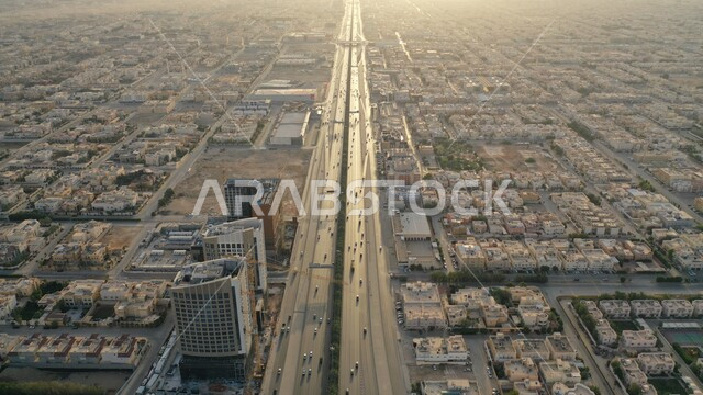 النمو والتطور العمراني للمنشآت والمباني السكنية والتجارية في السعودية، صورة جوية للحركة المرورية في طرق وشوارع المملكة، الفن الهندسي المعماري على الطراز الحديث لناطحات السحاب المشهورة في مدينة الرياض