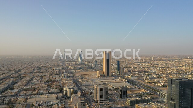 المنشأت المعمارية وناطحات السحاب والأبراج المالية والاقتصادية، حركة المرور في شوارع مدينة الرياض، المعالم والمدن السياحية المشهورة، لقطة جوية لمركز الملك عبدالله المالي (كافد) في العاصمة، النمو والتقدم العمراني على الطراز الحديث