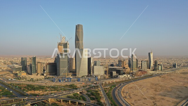 ناطحات السحاب والأبراج المالية والاقتصادية والمنشأت المعمارية، النمو والتقدم العمراني على الطراز الحديث، المعالم والمدن السياحية المشهورة، لقطة جوية لمركز الملك عبدالله المالي(كافد) في العاصمة، حركة المرور في شوارع مدينة الرياض