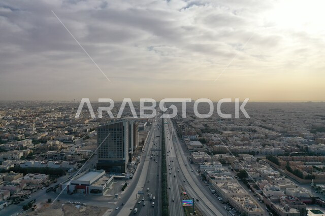 الفن الهندسي المعماري للأبراج وناطحات السحاب في المملكة العربية السعودية، التقدم والنمو العمراني على الطراز الحديث، لفطة جوية لحركة المرور في طرق وشوارع مدينة الرياض، المعالم السياحية المشهورة