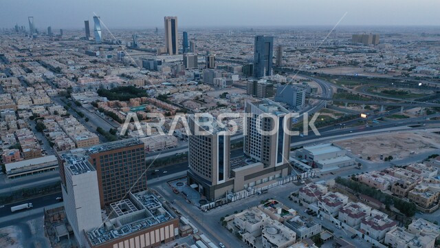 الفن الهندسي المعماري للأبراج وناطحات السحاب في المملكة العربية السعودية، التقدم والنمو العمراني على الطراز الحديث، لفطة جوية لحركة المرور في طرق وشوارع مدينة الرياض، المعالم السياحية المشهورة