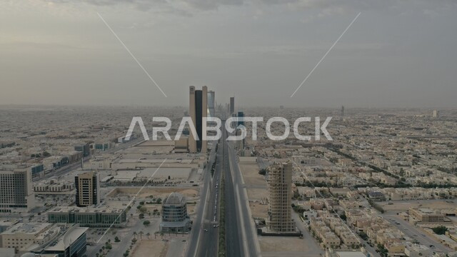 كافد الرياض في وقت الغروب،  لقطة جوية لمركز الملك عبدالله المالي في العاصمة، المدن والمعالم السياحية المشهورة، حركة المرور في شوارع المدينة، النمو والتقدم العمراني على الطراز الحديث، الأبراج وناطحات السحاب المالية والاقتصادية والمنشأت المعمارية