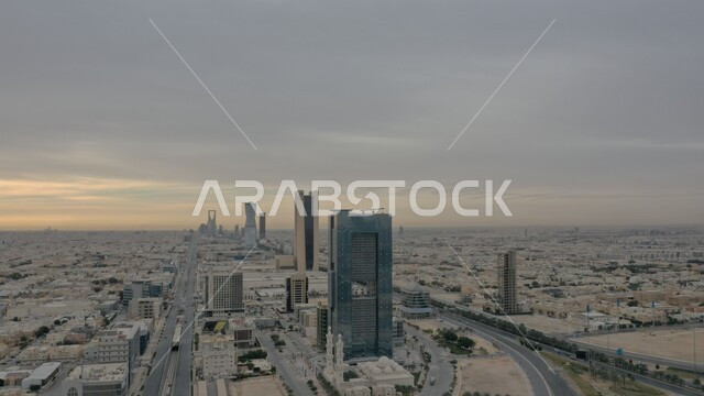 النمو والتقدم العمراني على الطراز الحديث، الأبراج وناطحات السحاب المالية والاقتصادية والمنشأت المعمارية، لقطة جوية لمركز الملك عبدالله المالي(كافد) في العاصمة نهارًا، حركة المرور في شوارع مدينة الرياض، المعالم السياحية المشهورة