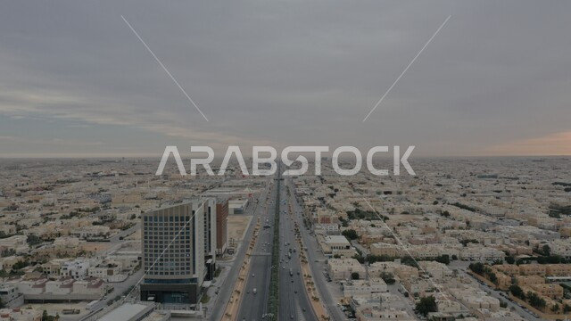 المعالم السياحية المشهورة، النمو والتقدم العمراني على الطراز الحديث، الأبراج وناطحات السحاب المالية والاقتصادية والمنشأت المعمارية، لقطة جوية لمركز الملك عبدالله المالي(كافد) في العاصمة نهارًا، حركة المرور في شوارع مدينة الرياض