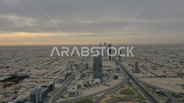 الأبراج وناطحات السحاب المالية والاقتصادية والمنشأت المعمارية، لقطة جوية لمركز الملك عبدالله المالي(كافد) في العاصمة نهارًا، حركة المرور في شوارع مدينة الرياض، النمو والتقدم العمراني على الطراز الحديث، المعالم السياحية المشهورة
