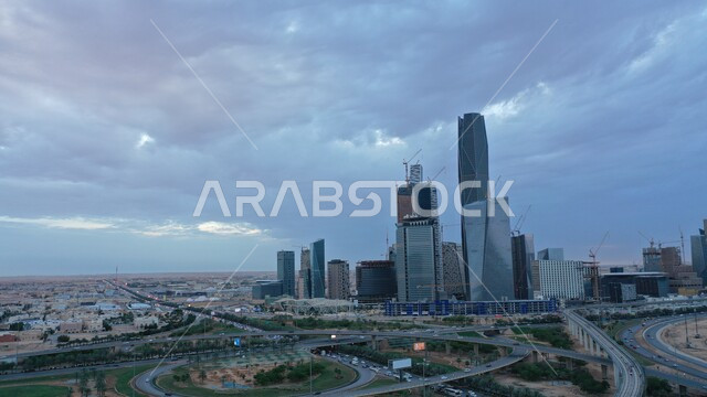 طريق ابراج الملك عبدالله المالي (كافد) بمدينة الرياض في المملكة العربية السعودية, الاهتمام بمناطق السياحة لجذب الزوار من شتى انحاء العالم, اجواء ضبابية غائمة, الوجهة المثالية للمال والأعمال بمعايير عالمية, الأبراج وناطحات السحاب
