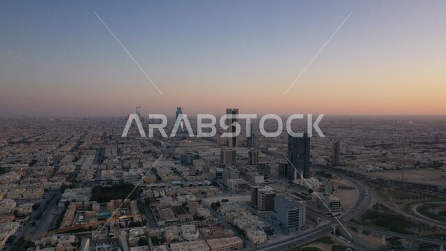كافد الرياض في وقت الغروب،  لقطة جوية لمركز الملك عبدالله المالي في العاصمة، المدن والمعالم السياحية المشهورة، حركة المرور في شوارع المدينة، النمو والتقدم العمراني على الطراز الحديث، الأبراج وناطحات السحاب المالية والاقتصادية والمنشأت المعمارية