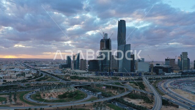 السماء المليئة بالغيوم المتكاثفة، المنشأت المعمارية وناطحات السحاب والأبراج المالية والاقتصادية، حركة المرور في شوارع مدينة الرياض، المعالم والمدن السياحية المشهورة، لقطة جوية لمركز الملك عبدالله المالي (كافد) في العاصمة، النمو والتقدم العمراني على الطراز الحديث