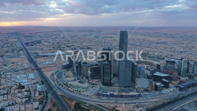 التقدم والنمو العمراني على الطراز الحديث، صورة جوية لمدينة الرياض، مركز الملك عبدالله المالي (كافد) في العاصمة، ناطحات السحاب والأبراج المالية والاقتصادية والمنشأت المعمارية، حركة المرور في الشوارع، المعالم والمدن المشهورة