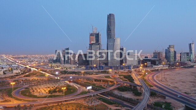 صورة جوية لمدينة الرياض المنارة بالأضوار ليلا، المنشأت المعمارية وناطحات السحاب والأبراج المالية والاقتصادية، حركة المرور في الشوارع، المعالم والمدن المشهورة، مركز الملك عبدالله المالي (كافد) في العاصمة، النمو والتقدم العمراني على الطراز الحديث