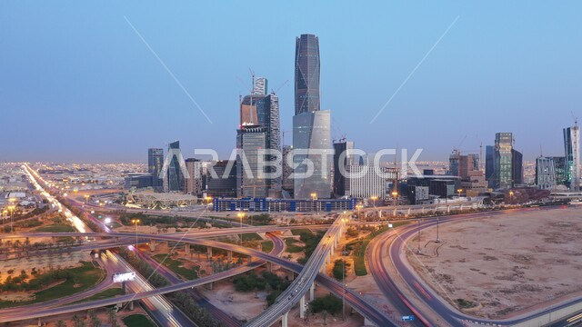 المنشأت المعمارية وناطحات السحاب والأبراج المالية والاقتصادية، صورة جوية لمدينة الرياض المنارة بالأضوار ليلا، حركة المرور في الشوارع، المعالم والمدن المشهورة، مركز الملك عبدالله المالي (كافد) في العاصمة، النمو والتقدم العمراني على الطراز الحديث