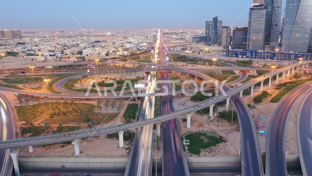 النمو والتطور العمراني للمنشآت والمباني السكنية والتجارية في السعودية، الاهتمام بزراعة الأشجار و النباتات في المدن، صورة جوية للحركة المرورية في طرق وشوارع المملكة، الفن الهندسي المعماري على الطراز الحديث لناطحات السحاب المشهورة في مدينة الرياض