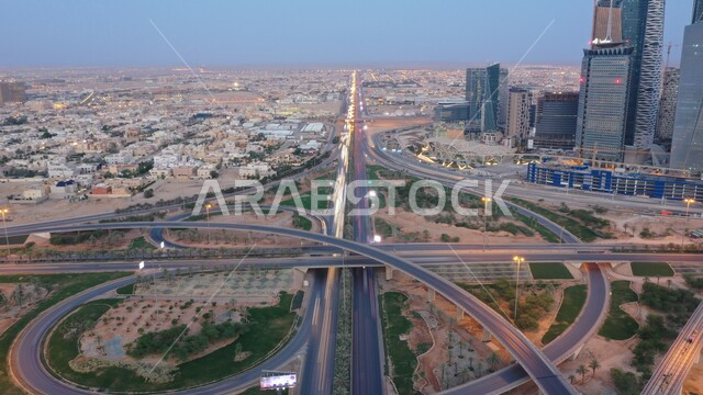 مركز الملك عبدالله المالي (كافد) في العاصمة، ناطحات السحاب والأبراج المالية والاقتصادية والمنشأت المعمارية، صورة جوية لمدينة الرياض، حركة المرور في الشوارع، المعالم والمدن المشهورة، النمو والتقدم العمراني على الطراز الحديث