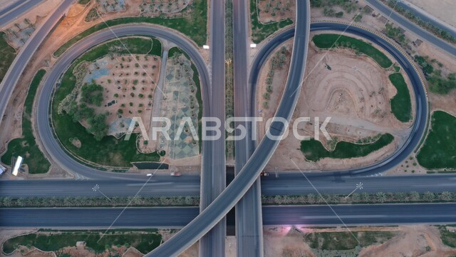 صورة جوية للحركة المرورية في طرق وشوارع المملكة، النمو والتطور العمراني للمنشآت والمباني السكنية والتجارية في السعودية، الفن الهندسي المعماري على الطراز الحديث لناطحات السحاب المشهورة في مدينة الرياض