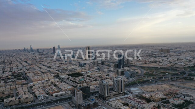 منظر السحب الكثيفة في السماء في وضح النهار، المنشأت المعمارية في المملكة، السماء الملبدة بالغيوم, الفن المعماري المتميز بالسعودية، تحقيق النهضة الاقتصادية والتجارية