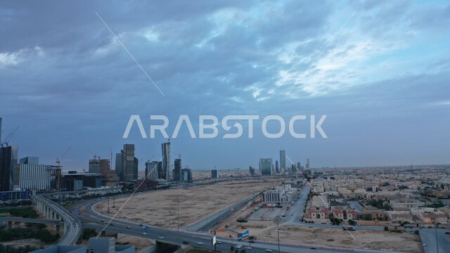 المنشأت المعمارية في المملكة، السماء الملبدة بالغيوم, الفن المعماري المتميز بالسعودية, منظر السحب الكثيفة في السماء في وضح النهار، تحقيق النهضة الاقتصادية والتجارية، مدينة الملك عبدالله المالي كافد بالرياض