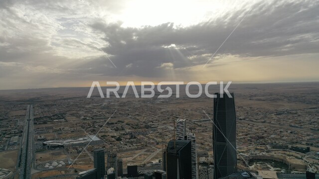 الفن المعماري المتميز, السماء الملبدة بالغيوم والسحب في الرياض, الوجهة المثالية للمال والأعمال بمعايير عالمية، مركز الملك عبد الله المالي كافد في مدينة الرياض في السعودية، الطريق العام في المملكة العربية السعودية, معالم واماكن مشهورة