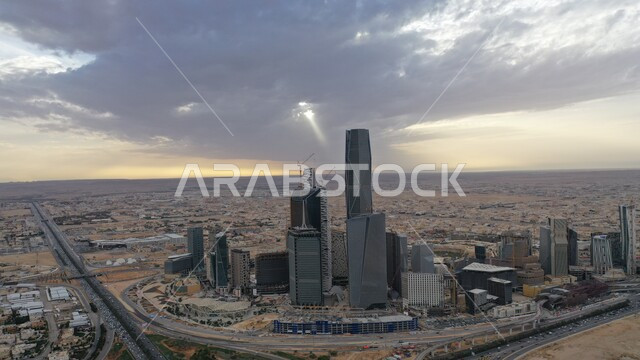 الطريق العام في المملكة العربية السعودية, السماء الملبدة بالغيوم والسحب في الرياض, الوجهة المثالية للمال والأعمال بمعايير عالمية، مركز الملك عبد الله المالي كافد في مدينة الرياض في السعودية, الفن المعماري المتميز، معالم واماكن مشهورة