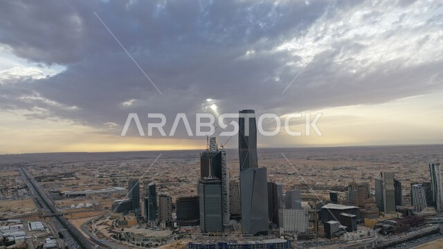 معالم واماكن مشهورة, السماء الملبدة بالغيوم والسحب في الرياض, الوجهة المثالية للمال والأعمال بمعايير عالمية، مركز الملك عبد الله المالي كافد في مدينة الرياض في السعودية, الفن المعماري المتميز، الطريق العام في المملكة العربية السعودية