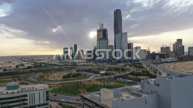 السماء الملبدة بالغيوم والسحب في الرياض, الوجهة المثالية للمال والأعمال بمعايير عالمية، مركز الملك عبد الله المالي كافد في مدينة الرياض في السعودية, الفن المعماري المتميز، الطريق العام في المملكة العربية السعودية, معالم واماكن مشهورة